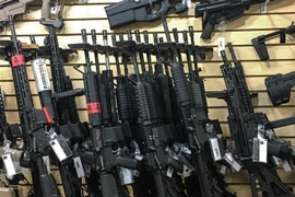 Súng trường bán tự động được bày bán tại một cửa hàng ở Las Vegas, bang Nevada, Mỹ. (Ảnh: AFP/TTXVN)