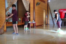 Người dân Quảng Bình dọn dẹp khắc phục hậu quả lũ lụt. (Ảnh: Đức Thọ/TTXVN)