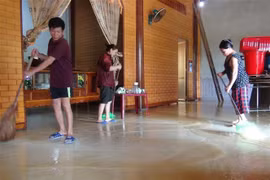 Người dân Quảng Bình dọn dẹp khắc phục hậu quả lũ lụt. (Ảnh: Đức Thọ/TTXVN)