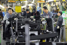 Công nhân làm việc tại một nhà máy sản xuất ôtô ở Pyeongtaek, Hàn Quốc. (Ảnh: AFP/TTXVN)
