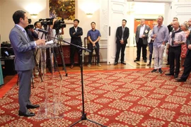 Phó Đại sứ Phạm Hùng Tâm phát biểu trước các hội viên của Viện NFI. (Ảnh: Phạm Ngọc Ánh/TTXVN)