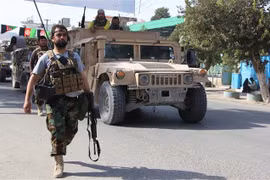 Binh sỹ Afghanistan tham gia truy quét phiến quân Taliban tại thành phố Kunduz. (Ảnh: THX/TTXVN)