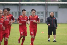 Huấn luyện viên Park Hang Seo và các cầu thủ Việt Nam trong một buổi tập. (Ảnh: Ngọc Linh/TTXVN)