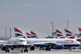 Máy bay của Hãng hàng không Anh British Airways đỗ tại sân bay London Heathrow ở London, Anh. (Ảnh: AFP/TTXVN)