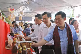 Phó Thủ tướng Vương Đình Huệ và đại biểu tham quan gian trưng bày nông sản của các tỉnh tại hội nghị. (Ảnh: Nhật Bình/TTXVN)