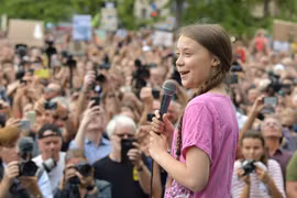 Nữ sinh người Thụy Điển Greta Thunberg phát biểu tại sự kiện Những ngày Thứ Sáu vì tương lai ở thủ đô Berlin, Đức. (Ảnh: AFP/TTXVN)