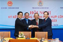 Phó Thủ tướng Thường trực Chính phủ Trương Hòa Bình với lãnh đạo Bộ Lao động-Thương binh và Xã hội, Tổng Liên đoàn lao động Việt Nam và Phòng Thương mại và Công nghiệp Việt Nam. (Ảnh: Doãn Tấn/TTXVN)