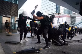 Người biểu tình bạo động trên đường phố ở Hong Kong, Trung Quốc, ngày 15/9/2019. (Ảnh: THX/ TTXVN)