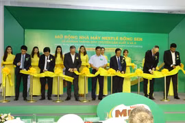 Các đại biểu cắt băng khánh thành giai đoạn 2 dự án mở rộng Nhà máy Nestlé Bông Sen. (Ảnh: Mai Ngoan/Vietnam+)