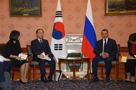 Bộ trưởng Tài chính Hàn Quốc Hong Nam-ki (giữa, trái) và Phó Thủ tướng Nga Yury Trutnev (giữa, phải) tại cuộc gặp ở Moskva, Nga ngày 24/9. (Ảnh: Yonhap/TTXVN)