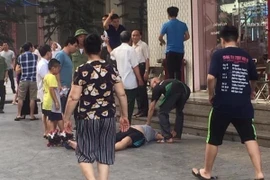 Vụ việc thu hút sự chú ý của người dân đang sinh sống trong khu vực chung cư HH. (Ảnh: TTXVN)
