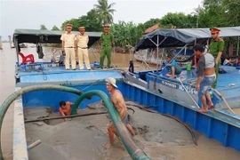 Phương tiện khai thác cát trái phép bị bắt quả tang. (Ảnh: Công Mạo/TTXVN)