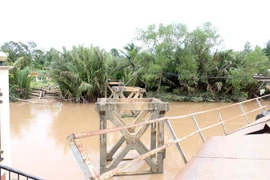 Hai nhịp cầu sông Mã, xã Mỹ Thành, thành phố Bến Tre bị sà lan làm sập. (Ảnh: Trần Thị Thu Hiền/TTXVN)