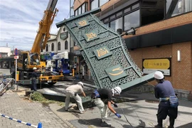 Biển hiệu của một cửa hàng bị đổ sau khi siêu bão Faxai đổ bộ vào Tokyo, Nhật Bản. (Ảnh: AFP/TTXVN)