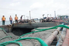 Lực lượng Bộ đội Biên phòng tỉnh Bà Rịa-Vũng Tàu tiến hành lập biên bản các phương tiện vi phạm. (Ảnh: Huỳnh Ngọc Sơn/TTXVN)