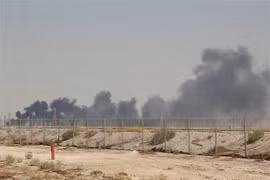 Khói bốc lên từ nhà máy lọc dầu của Aramco ở Abqaiq, Saudi Arabia, sau vụ tấn công ngày 14/9/2019. (Nguồn: AFP/TTXVN)