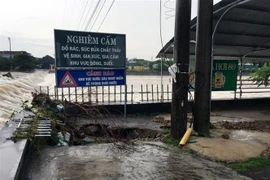 Các đập tràn đều được chính quyền địa phương lắp đặt biển cảnh báo nguy hiểm. (Ảnh: TTXVN phát)