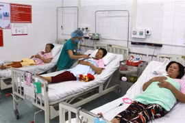 Các bé được người thân trong gia đình ấp da kề da bằng phương pháp Kangaroo. (Ảnh: TTXVN phát)