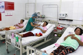 Các bé được người thân trong gia đình ấp da kề da bằng phương pháp Kangaroo. (Ảnh: TTXVN phát)