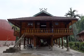 Biểu tượng Khau cút trên nóc nhà của đồng bào dân tộc Thái đen ở bản Phiêng Lơi. (Ảnh: Phan Tuấn Anh/TTXVN)