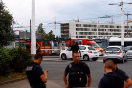 Cảnh sát phong tỏa hiện trường vụ tấn công bằng dao ở Villeurbanne, ngoại ô Lyon (Pháp). (Ảnh: AFP/TTXVN)