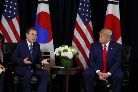 Tổng thống Mỹ Donald Trump (phải) và Tổng thống Hàn Quốc Moon Jae-in trong cuộc gặp tại New York, Mỹ, ngày 23/9. (Ảnh: Yonhap/TTXVN)