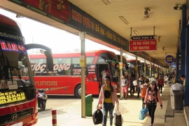 Hành khách đón xe tại Bến xe miền Đông cũ. (Ảnh: Hoàng Hải/TTXVN)