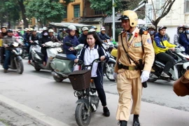 Từ 10/4, học sinh Hà Nội phải đội mũ bảo hiểm khi tham gia giao thông