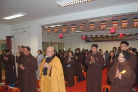 Kiều bào Hungary cầu siêu cho các chiến sỹ hy sinh ở Gạc Ma 