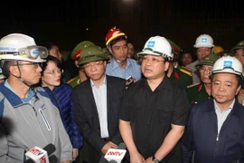 Phó Thủ tướng Hoàng Trung Hải kiểm tra công tác cứu hộ tại Hà Tĩnh