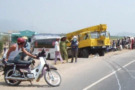 Phú Yên: Bất cẩn khi băng qua đường, bị xe khách tông chết