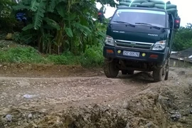 Cao Bằng: Xe quá tải ngang nhiên lộng hành trên Tỉnh lộ 207