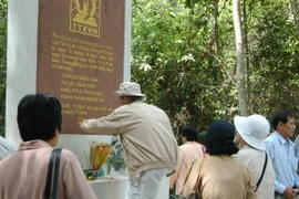 Gần 100 cựu phóng viên TTXVN về thăm chiến trường xưa