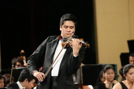 Nghệ sỹ violin Bùi Công Duy biểu diễn cùng tam tấu nổi tiếng thế giới