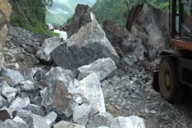 Mưa lớn gây sạt lở, cô lập hơn 1.000 hộ dân ở Quảng Ngãi