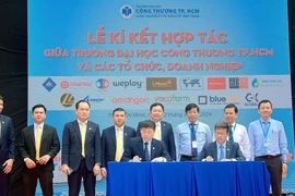 Đại diện LPBank và Đại học Công Thương Thành phố Hồ Chí Minh ký kết thỏa thuận hợp tác. (Ảnh: Vietnam+)