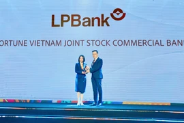 Bà Nguyễn Hồng Nhung, Giám đốc Khối Quản lý Nguồn Nhân lực đại diện LPBank nhận giải thưởng Nơi làm việc tốt nhất châu Á 2024. (Ảnh: Vietnam+)