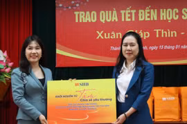 Đại diện SHB mang những món quà thiết thực nhằm kịp thời chia sẻ khó khăn với các em trong dịp Tết đến Xuân về. (Ảnh: Vietnam+)