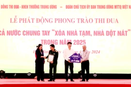 Ông Phạm Đức Tuấn – Thành viên Hội đồng Thành viên, Chủ tịch Công đoàn Agribank (thứ 2 từ phải qua) trao biểu trưng tài trợ 20 tỷ đồng của Agribank. (Ảnh: Vietnam+)