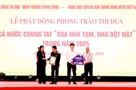 Ông Phạm Đức Tuấn – Thành viên Hội đồng Thành viên, Chủ tịch Công đoàn Agribank (thứ 2 từ phải qua) trao biểu trưng tài trợ 20 tỷ đồng của Agribank. (Ảnh: Vietnam+)
