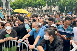 Hàng trăm người dân xếp hàng chờ vào viếng Tổng Bí thư Nguyễn Phú Trọng. (Ảnh: PV/Vietnam+)