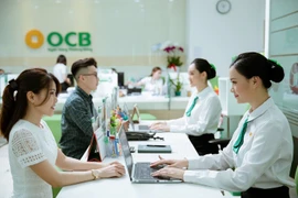 Khách hàng giao dịch tại OCB. (Ảnh: Vietnam+)