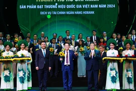 Tổng Giám đốc HDBank Phạm Quốc Thanh nhận biểu trưng Thương hiệu Quốc gia Việt Nam 2024 từ Thủ tướng Chính phủ Phạm Minh Chính và hoa chúc mừng từ Bộ trưởng Bộ Công Thương Nguyễn Hồng Diên với những đóng góp của HDBank cho thị trường tài chính và sự phát triển kinh tế Việt Nam. (Ảnh: Vietnam+)