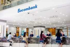 Giao dịch tại Sacombank. (Ảnh: PV/Vietnam+)
