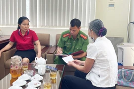 Cơ quan Công an và Agribank Lâm Thao vận động, thuyết phục bà L trình báo sự việc về đối tượng giả danh, lừa đảo. (Ảnh: Vietnam+)