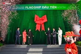 Ban lãnh đạo VPBank cùng kéo băng khánh thành chi nhánh Flagship. (Ảnh: Vietnam+)