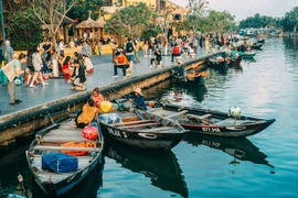 Việc hoán đổi ngày làm việc để người dân được nghỉ 5 ngày dịp 30/4-1/5 sẽ giúp kích cầu du lịch và tiêu dùng xã hội. (Ảnh: CTV/Vietnam+)