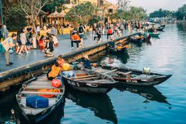 Việc hoán đổi ngày làm việc để người dân được nghỉ 5 ngày dịp 30/4-1/5 sẽ giúp kích cầu du lịch và tiêu dùng xã hội. (Ảnh: CTV/Vietnam+)