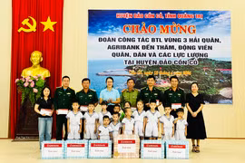 Đại diện Agribank, Phó Tổng Giám đốc Nguyễn Thị Phượng tặng quà quân và dân trên huyện đảo Cồn Cỏ. (Ảnh: Vietnam+)