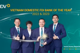 Đại diện BIDV nhận giải thưởng Ngân hàng phục vụ khách hàng FDI tốt nhất Việt Nam năm 2023. (Ảnh: Vietnam+)
